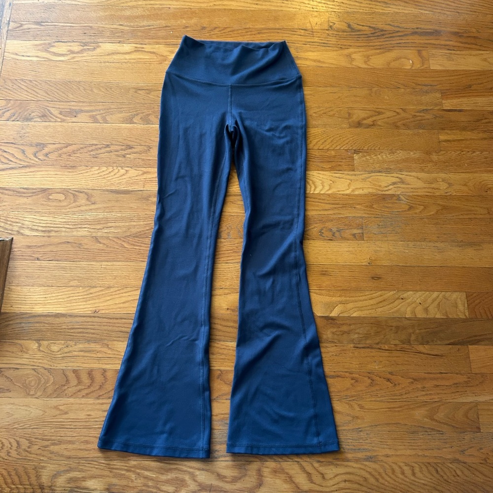 GILLY HICKS blue flare leggings